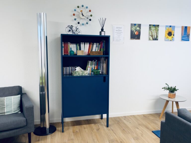Büchergestell in der Lounge