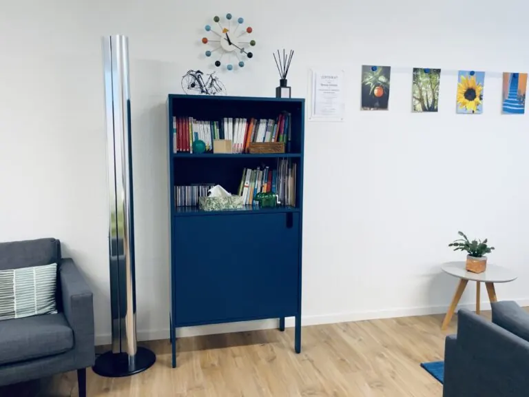 Büchergestell in der Coaching-Lounge in Riehen